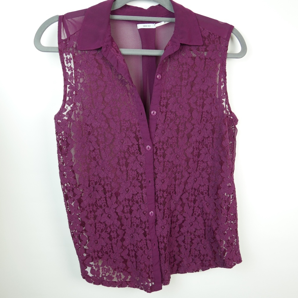 KIMCHI BLUE Sleeveless Lacy Button-down Blouse